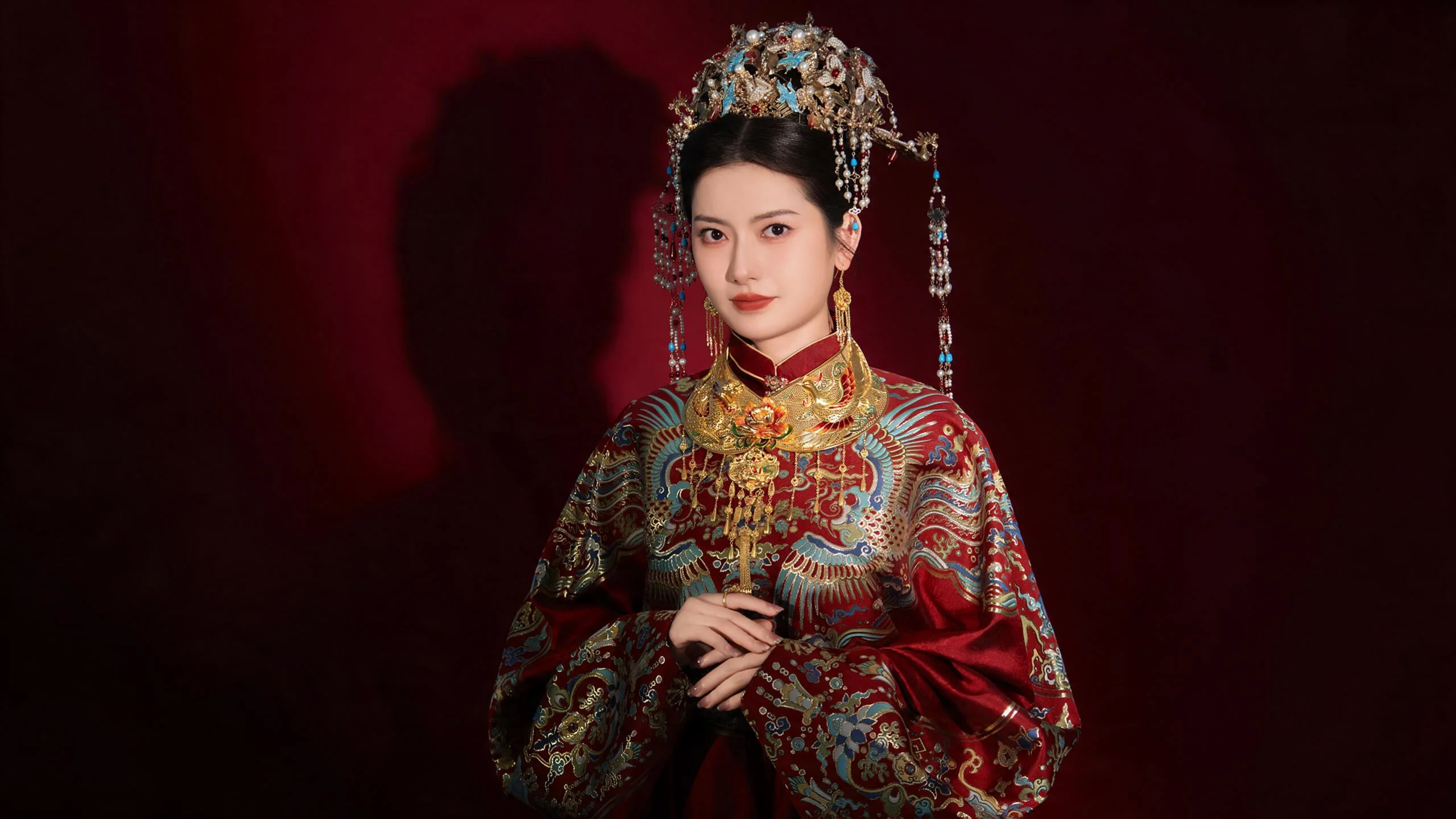 jimeng-2026-09-22-8539-严格完全参考原图所有内容，仅将画面扩展为16_9横版，人物正面姿态、妆容、花丝点....png