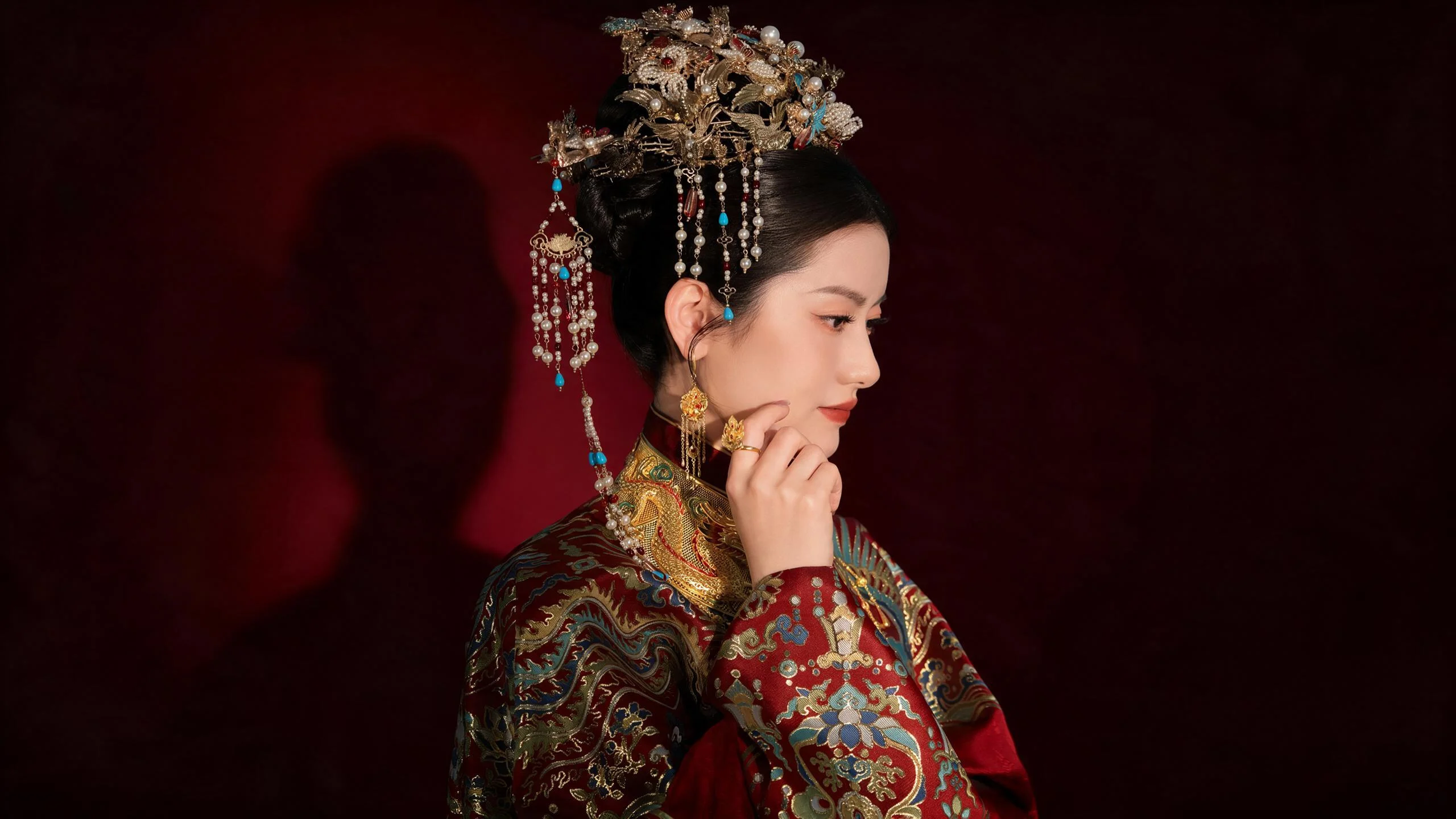jimeng-2026-09-22-4073-严格完全参考原图所有内容，仅将画面扩展为16_9横版，人物侧脸姿态、妆容、花丝点....png